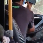 Captan a chofer de la Línea 26 conduciendo con el codo